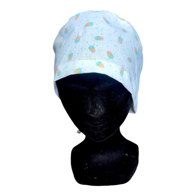 son motif représentant de petites glaces arc-en-ciel sur fond blanc tacheté de bleu évoque l’été, la