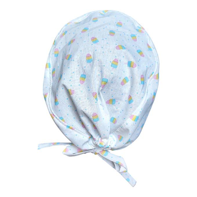 son motif représentant de petites glaces arc-en-ciel sur fond blanc tacheté de bleu évoque l’été, la