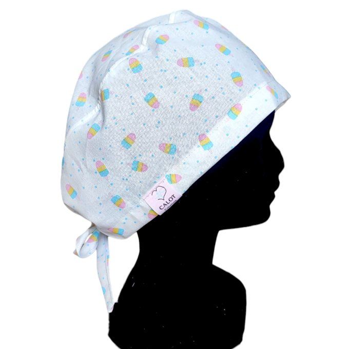 son motif représentant de petites glaces arc-en-ciel sur fond blanc tacheté de bleu évoque l’été, la