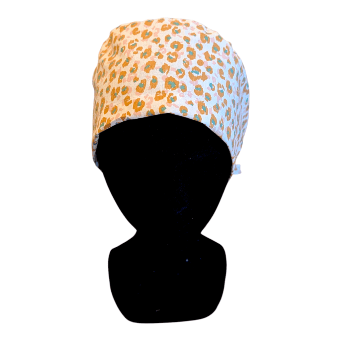 calot motif léopard dans les tons de rose sur fond blanc