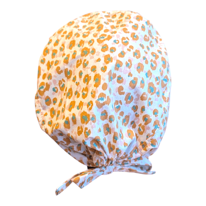 calot motif léopard dans les tons de rose sur fond blanc