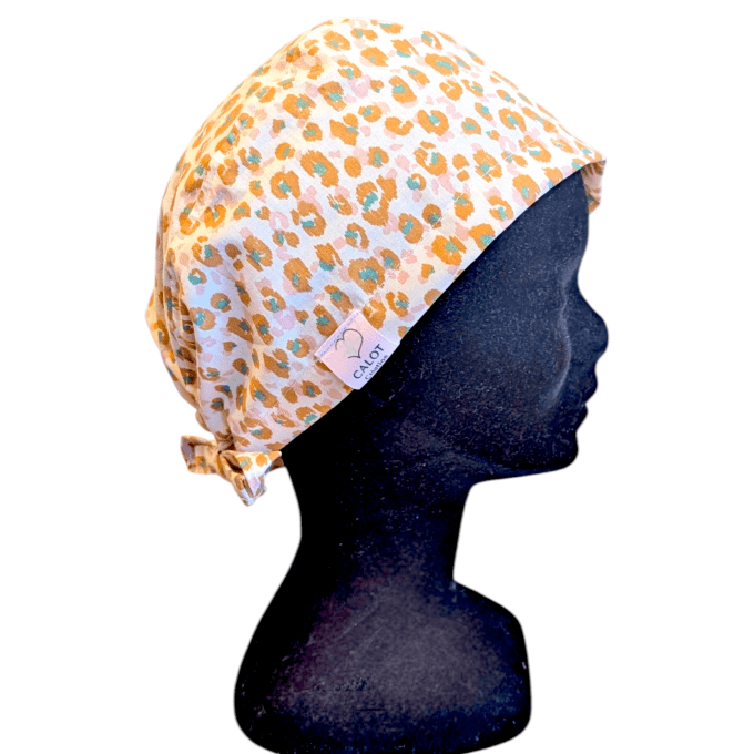 calot motif léopard dans les tons de rose sur fond blanc