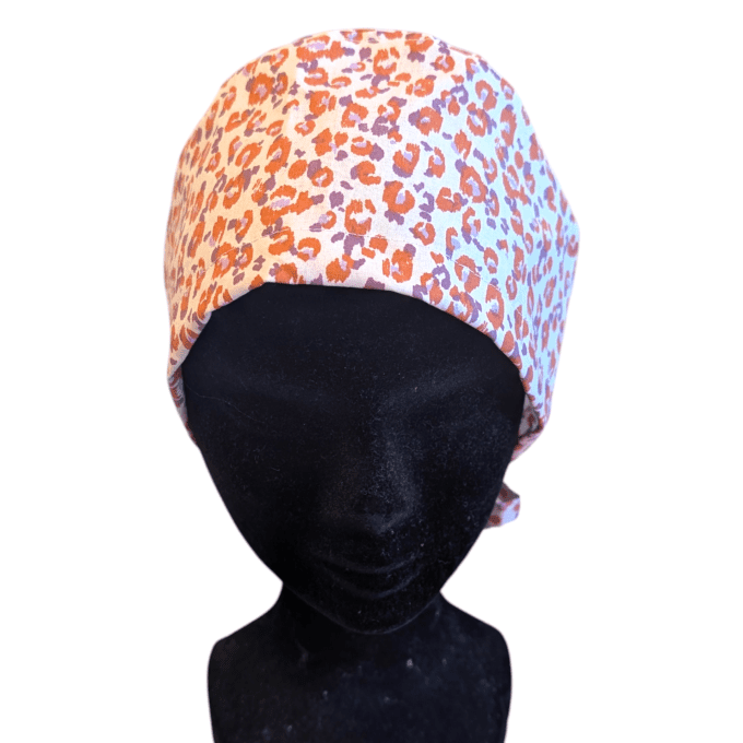 calot motif léopard dans les tons de violet