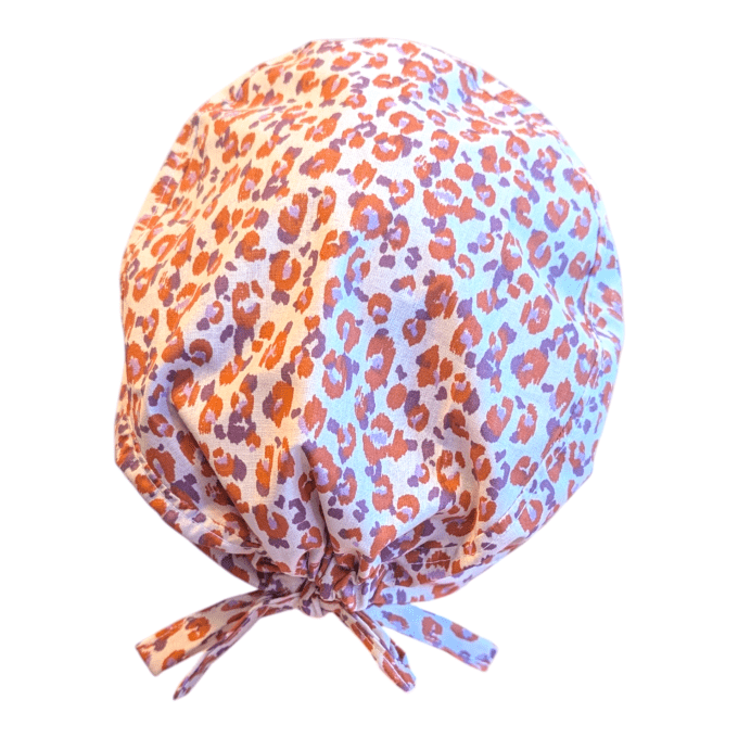 calot motif léopard dans les tons de violet