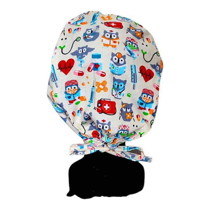 sur un fond clair, de petits hiboux en tenue de médecin côtoient stéthoscopes, pilules, seringues et