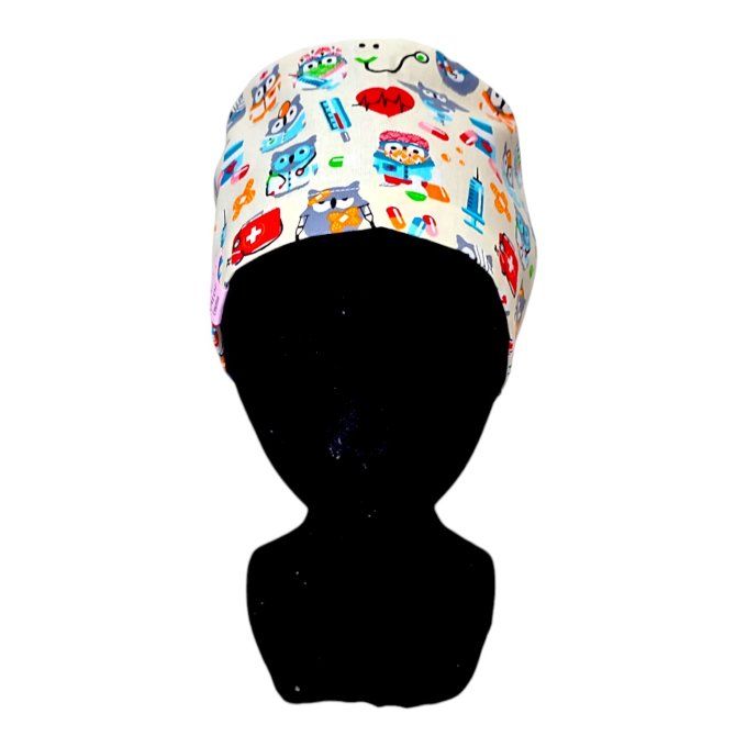 sur un fond clair, de petits hiboux en tenue de médecin côtoient stéthoscopes, pilules, seringues et