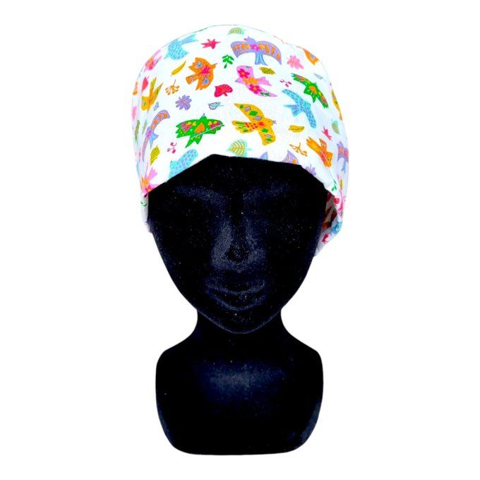 des hirondelles aux motifs floraux et exotiques virevoltent sur un fond blanc lumineux – pour une al