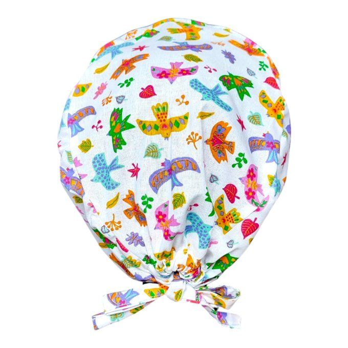 des hirondelles aux motifs floraux et exotiques virevoltent sur un fond blanc lumineux – pour une al