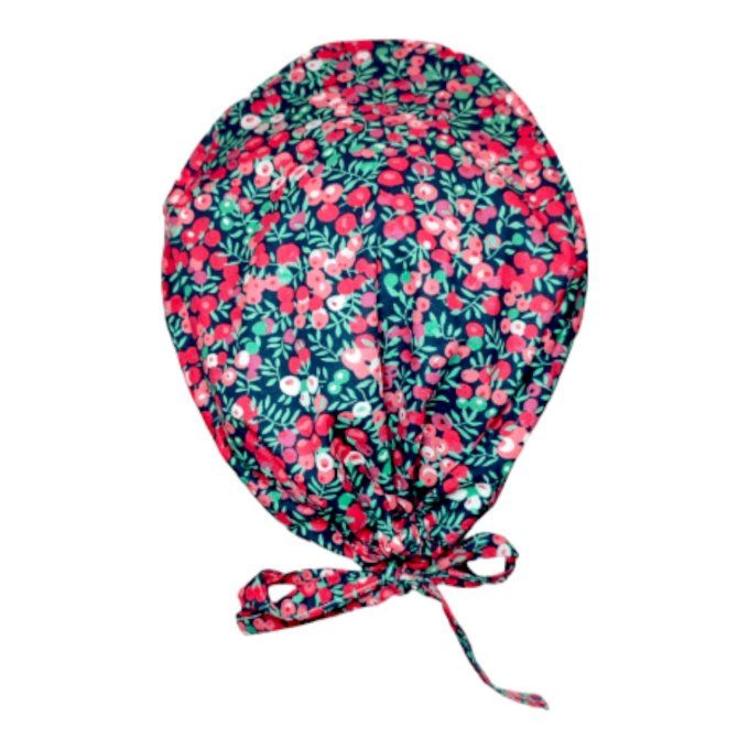 son tissu rouge intense est orné de délicates fleurs aux nuances de rose et de vert, apportant une t