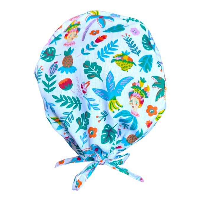 son tissu blanc est agrémenté de motifs exotiques aux couleurs vives, représentant des feuilles luxu