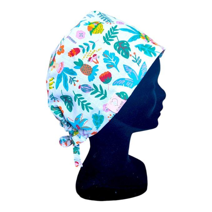 son tissu blanc est agrémenté de motifs exotiques aux couleurs vives, représentant des feuilles luxu