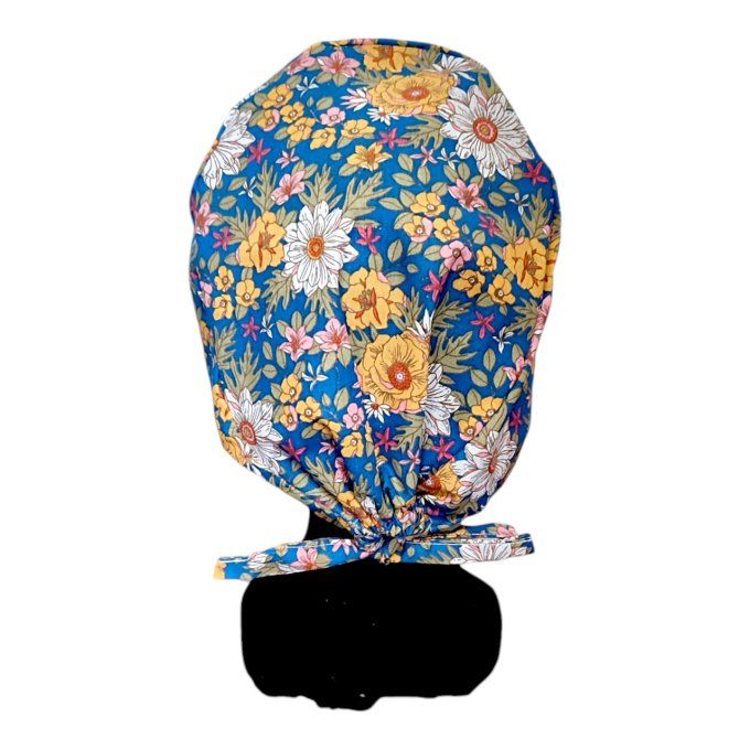 un fond bleu éclatant agrémenté de motifs floraux aux tons dorés, blancs et roses pour une touche de