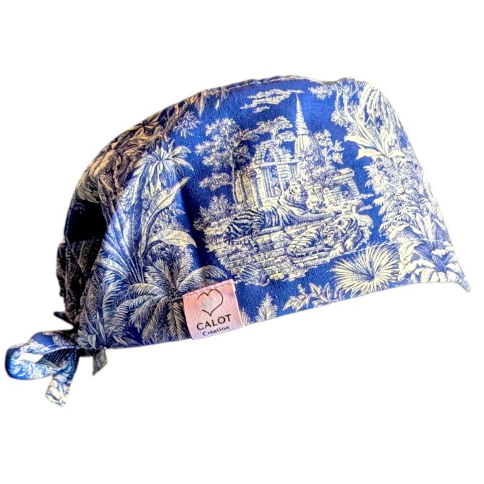Calot médical Jungle du Bengale, toile de Jouy bleu roi, vue de profil avec étiquette Calot Création