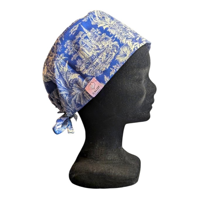 Calot médical Jungle du Bengale, toile de Jouy bleu roi, vue de profil avec étiquette Calot Création