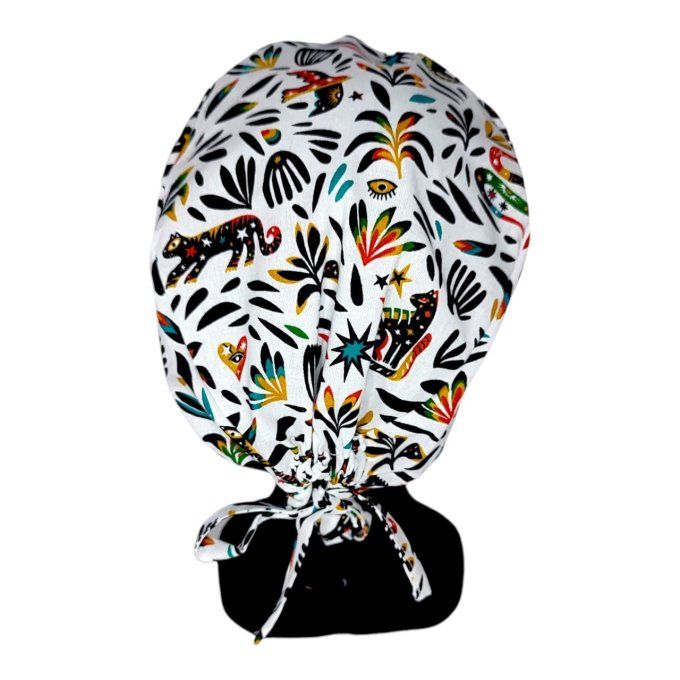 ce calot arbore des motifs inspirés de la jungle avec des feuillages luxuriants, panthères et élémen