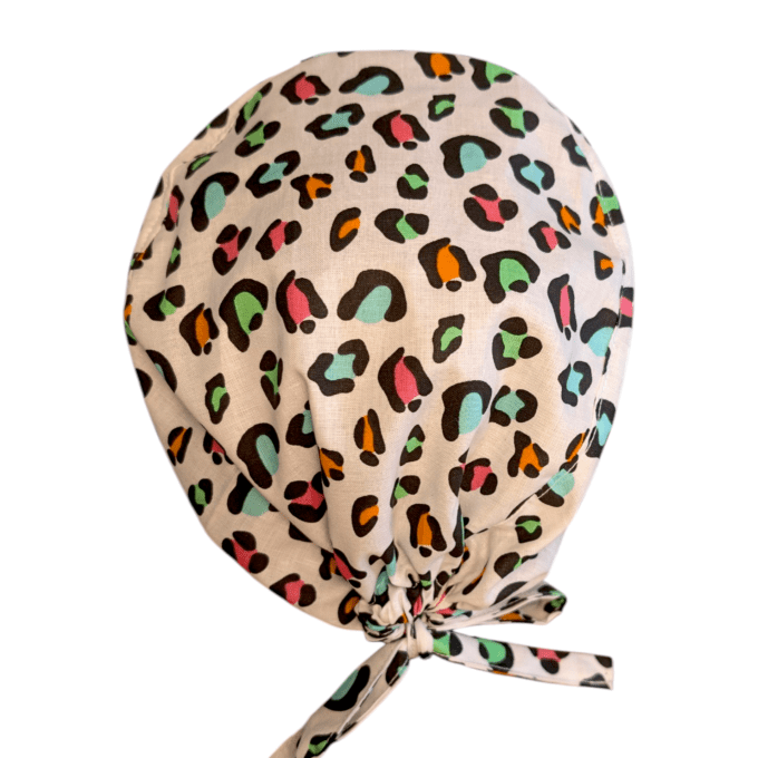 Le calot Léopard Fluo séduit par son imprimé animalier dynamique rehaussé de touches fluo colorées
