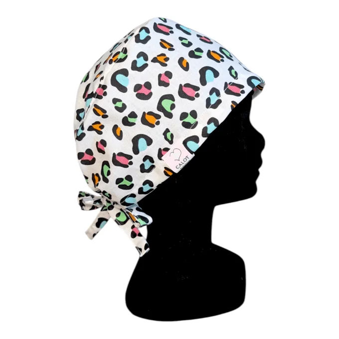 Le calot Léopard Fluo séduit par son imprimé animalier dynamique rehaussé de touches fluo colorées