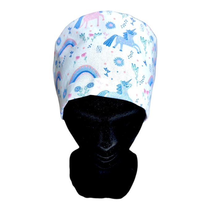 sur un fond blanc lumineux, de magnifiques licornes bleues, arcs-en-ciel et fleurs délicates apporte