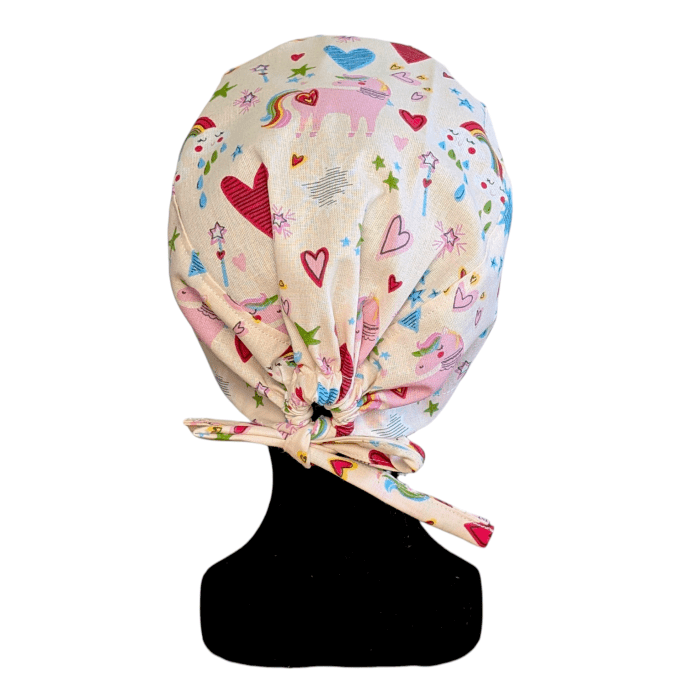 Calot médical Licorne Magique – licornes arcs-en-ciel cœurs fond crème – cousu main Normandie