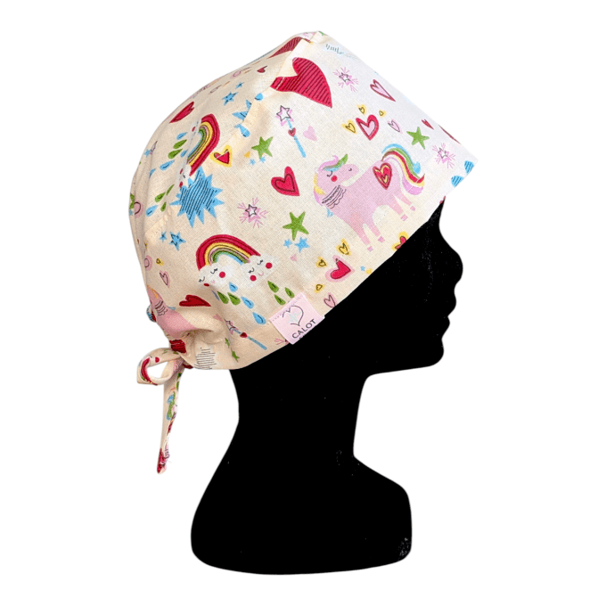 Calot médical Licorne Magique – licornes arcs-en-ciel cœurs fond crème – cousu main Normandie