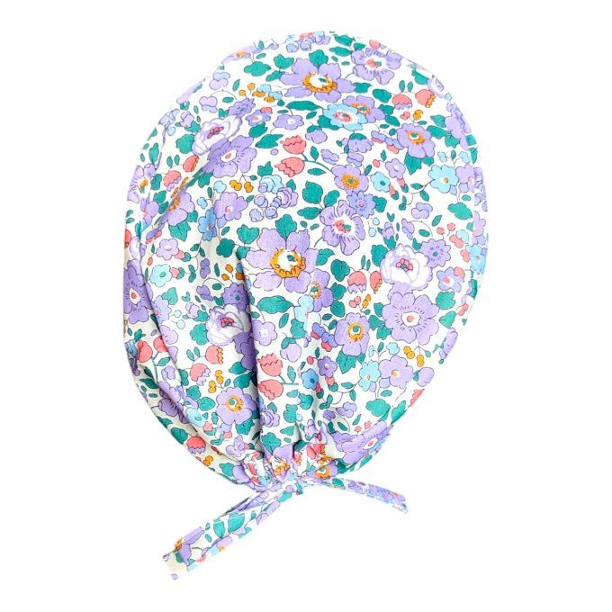 son tissu clair est sublimé par un motif délicat de fleurs aux teintes violettes, parsemé de touches