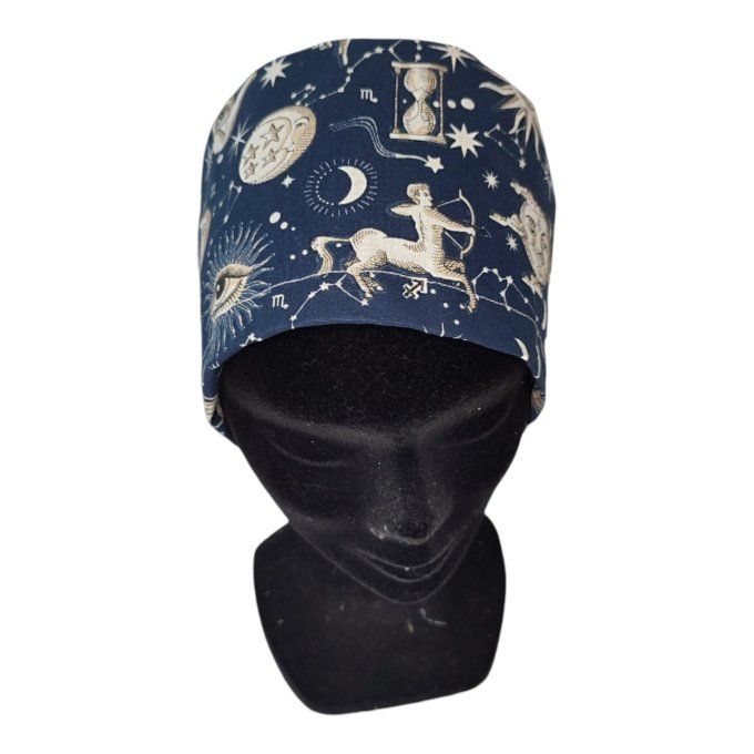 ce calot au fond bleu profond est parsemé de soleils, lunes, constellations et symboles astrologique