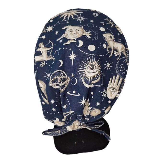ce calot au fond bleu profond est parsemé de soleils, lunes, constellations et symboles astrologique