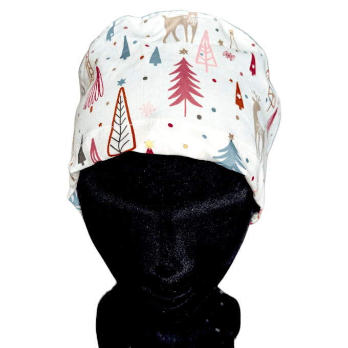 motifs de sapins, rennes et flocons dans des teintes douces de beige, rose et doré