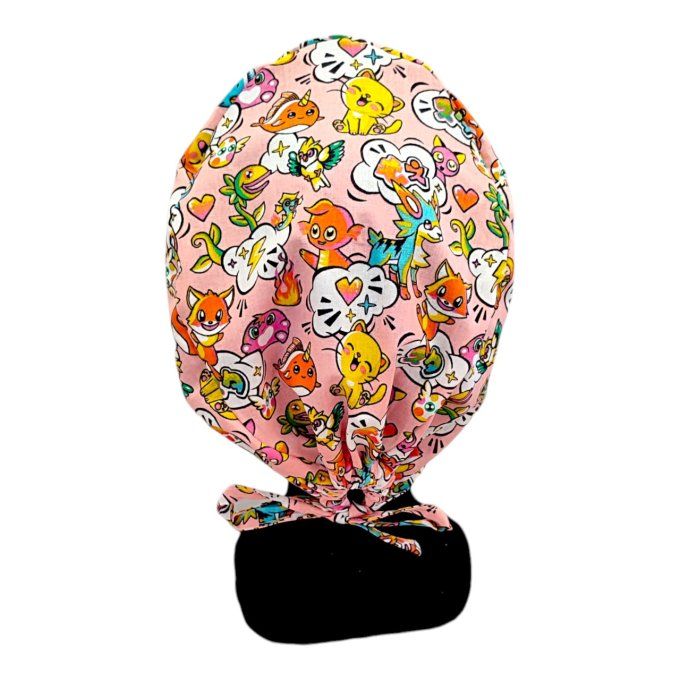 personnages mignons et expressifs, bulles façon bd, fond orange éclatant… un motif qui plaira autant