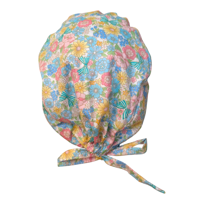 Ses petites marguerites bleues et ses nuances tendres évoquent le printemps et la légèreté