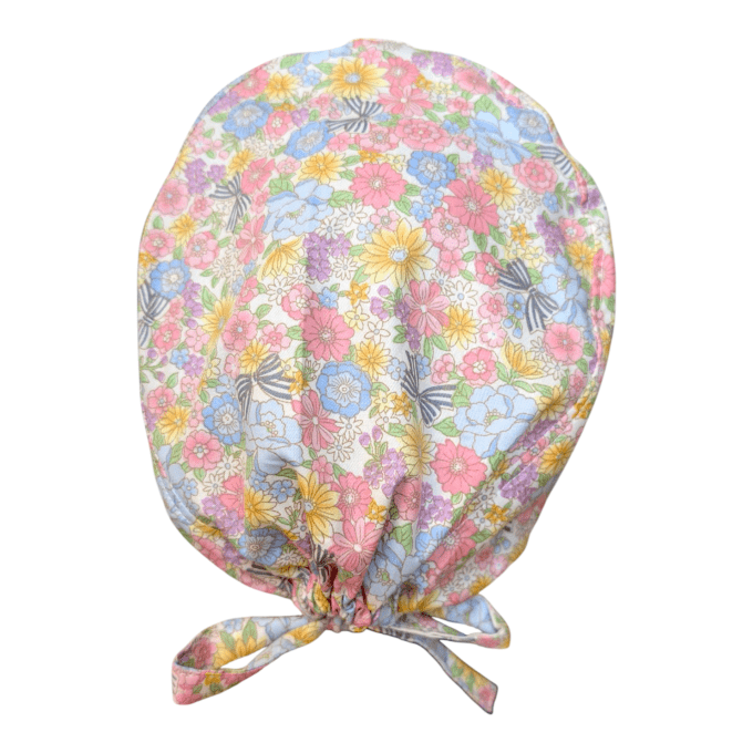 Ses petites marguerites rose et ses nuances tendres évoquent le printemps et la légèreté