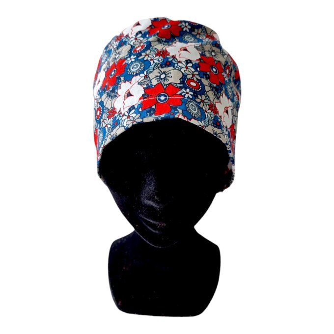 un fond bleu mettant en valeur des fleurs rouges, blanches et des détails raffinés, parfait pour une