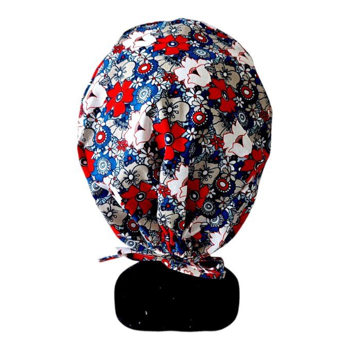 un fond bleu mettant en valeur des fleurs rouges, blanches et des détails raffinés, parfait pour une