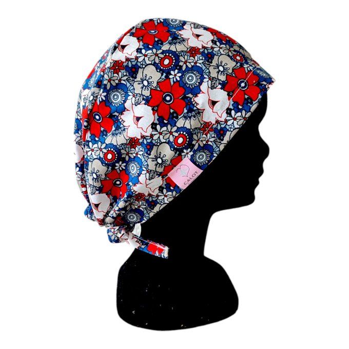 un fond bleu mettant en valeur des fleurs rouges, blanches et des détails raffinés, parfait pour une