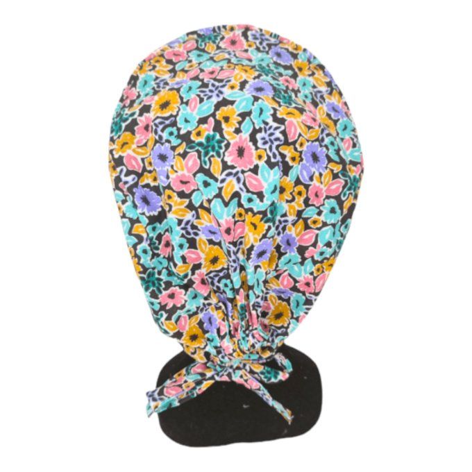 un fond noir mettant en valeur de jolies fleurs aux couleurs vives (jaune, rose, violet, vert, bleu)