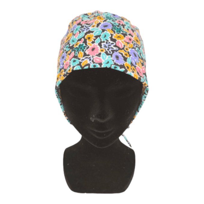 un fond noir mettant en valeur de jolies fleurs aux couleurs vives (jaune, rose, violet, vert, bleu)