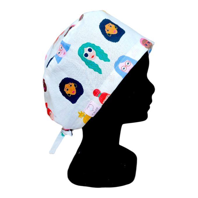 avec ses visages de femmes aux styles et coiffures variés, ce calot transmet un message de tolérance