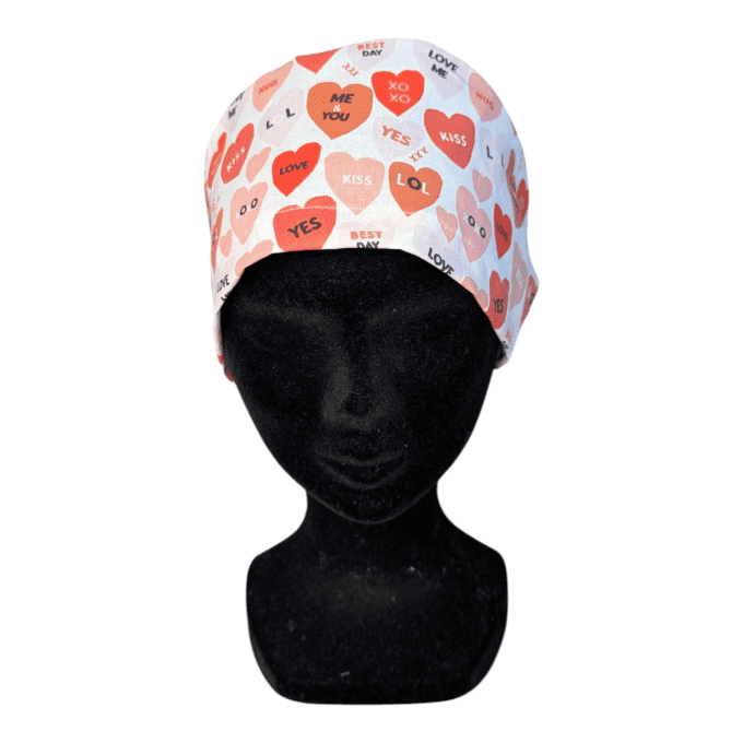 Le calot Mots d’Amour séduit par son imprimé de petits cœurs accompagnés de mots doux et positifs