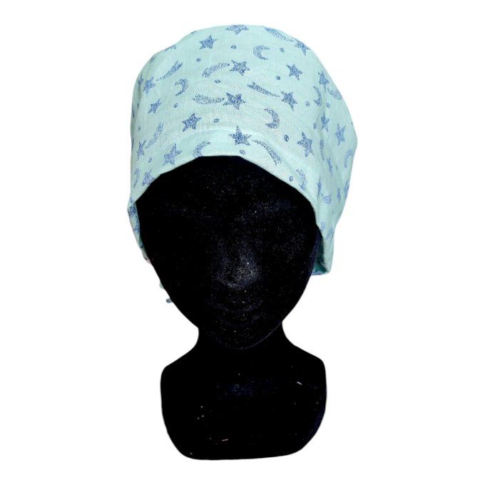 sur un fond bleu très pâle, étoiles, lunes et comètes scintillent dans un bleu marine raffiné, comme