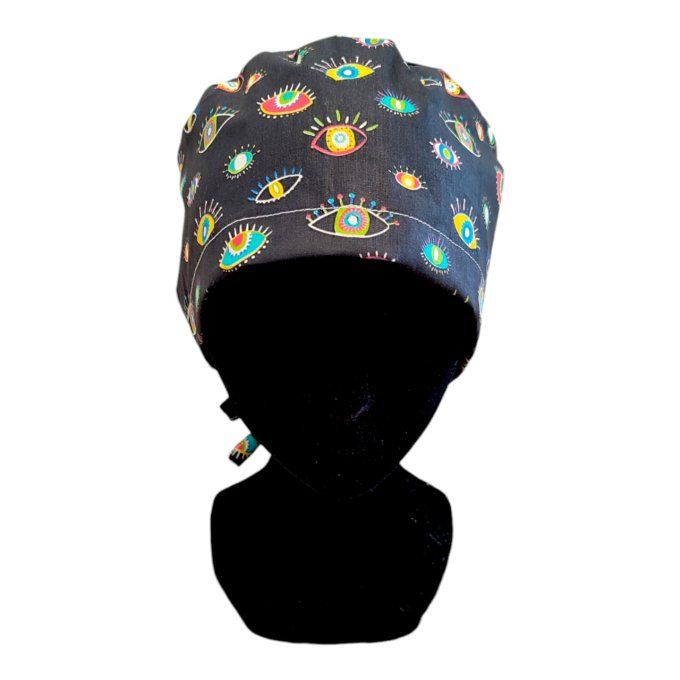 son fond noir est rehaussé de motifs d’yeux colorés, inspirés de l’œil protecteur, apportant une tou