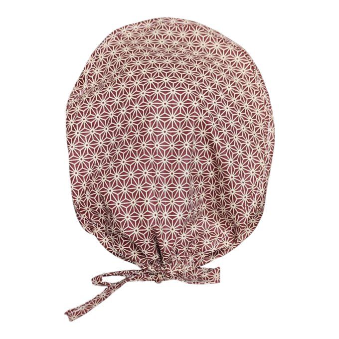 avec son imprimé asanoha (motif étoilé japonais) sur un fond marron foncé, le calot osaka apporte un