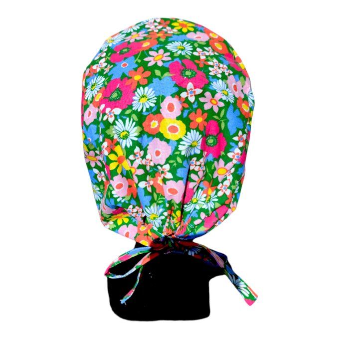 un fond vert lumineux mettant en valeur des fleurs colorées (rose, orange, blanc, bleu), parfait pou
