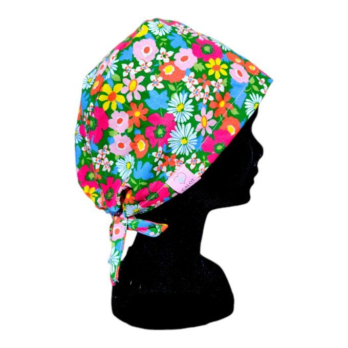 un fond vert lumineux mettant en valeur des fleurs colorées (rose, orange, blanc, bleu), parfait pou