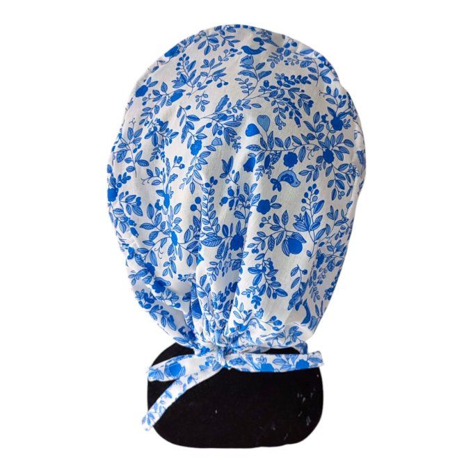 un fond blanc délicatement orné de fleurs et feuillages bleus, apportant une touche de fraîcheur et 