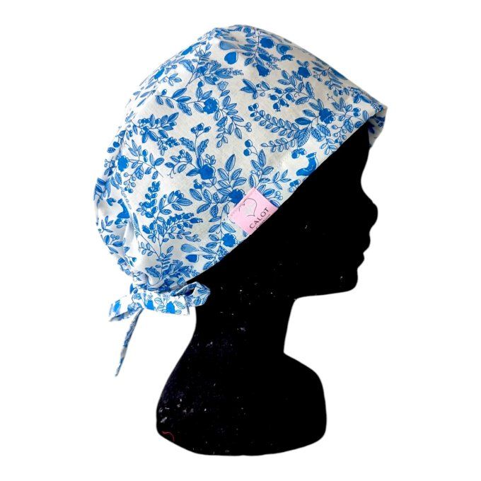 un fond blanc délicatement orné de fleurs et feuillages bleus, apportant une touche de fraîcheur et 