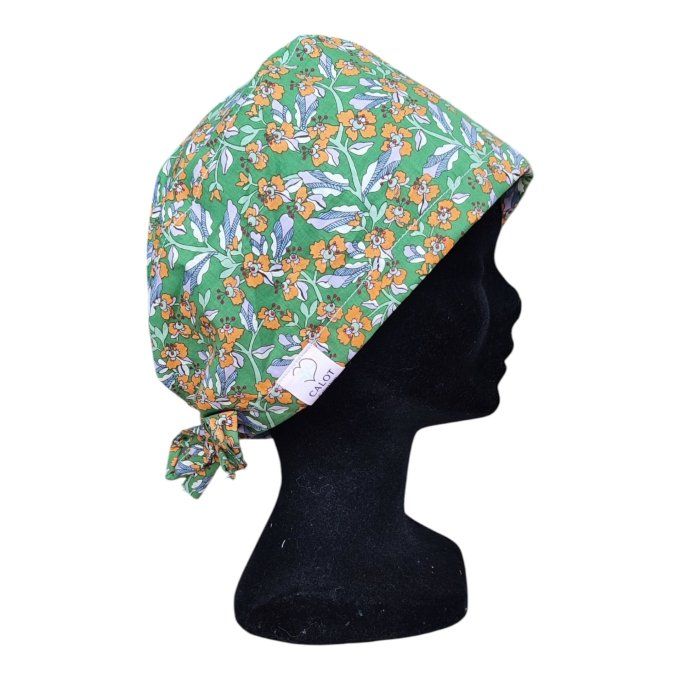 son motif végétal mêlant de petites fleurs orange et feuilles lavande sur fond vert vif apporte une 