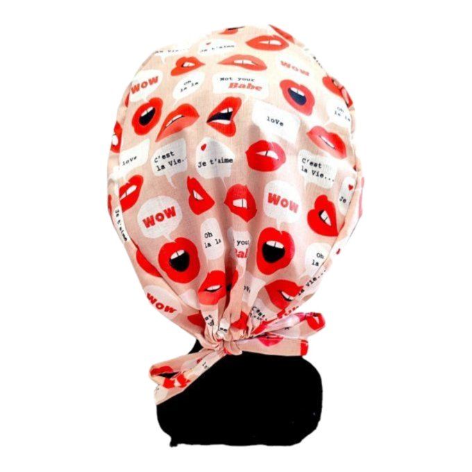 le calot passion écarlate s'affiche avec un motif audacieux de bouches rouges, bulles de bande dessi