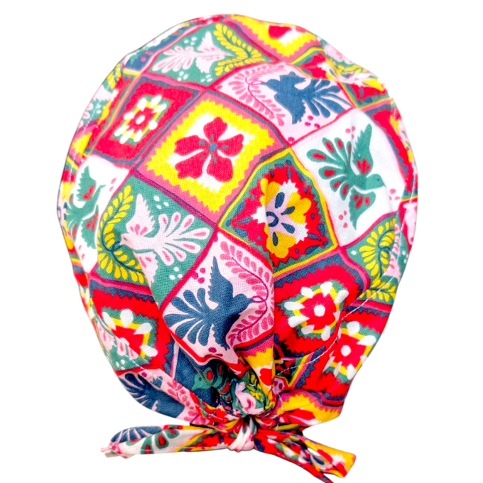 Son imprimé façon mosaïque, aux teintes vives et harmonieuses, apporte une touche joyeuse et chaleur