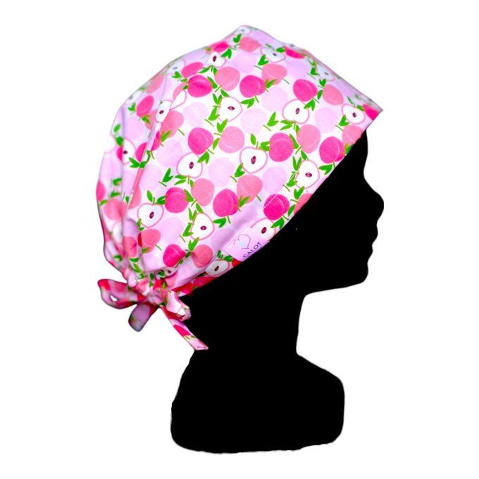 son tissu rose est sublimé par des motifs de pêches juteuses et feuillages verts, apportant une touc