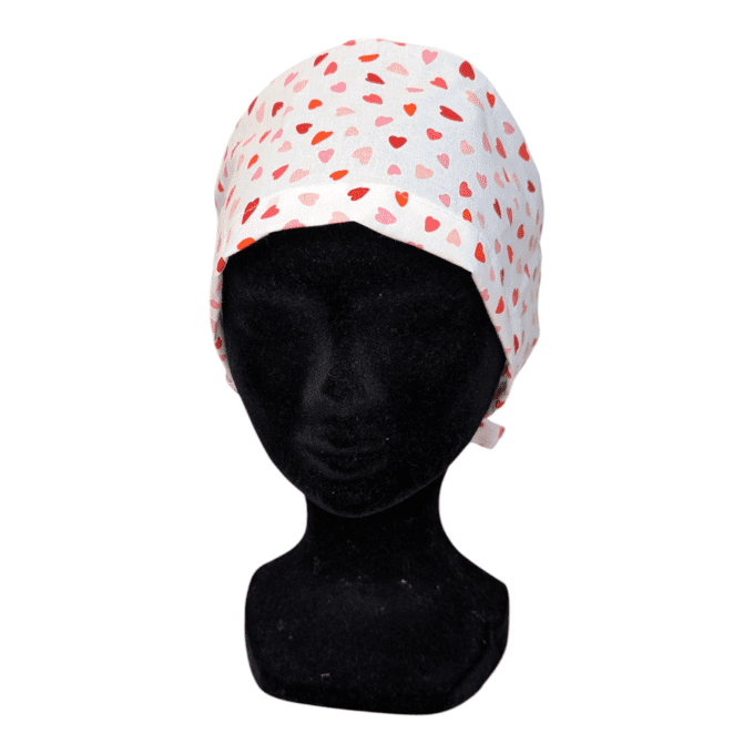 Le calot Petit Cœur séduit par son imprimé de petits cœurs dans des tons roses et rouges